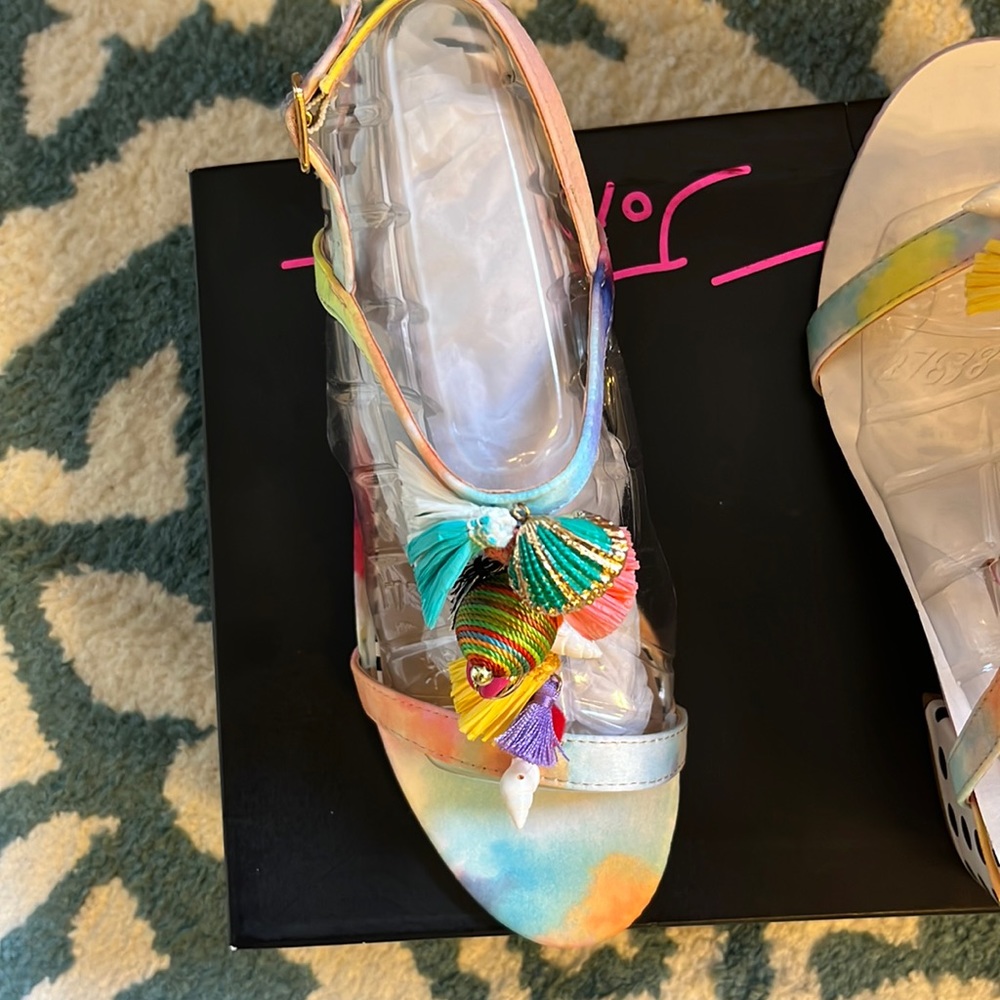 Colorful sandals with a tropical twist